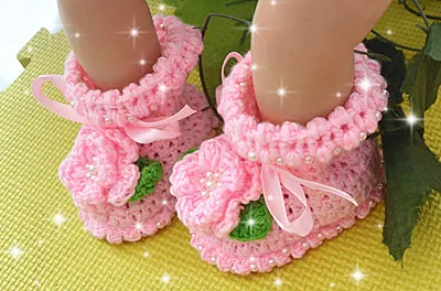 Vista lateral del zapato de bebé con flor decorativa