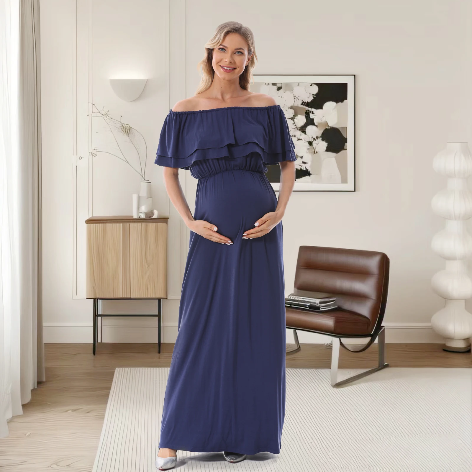 Modelo llevando vestido de maternidad
