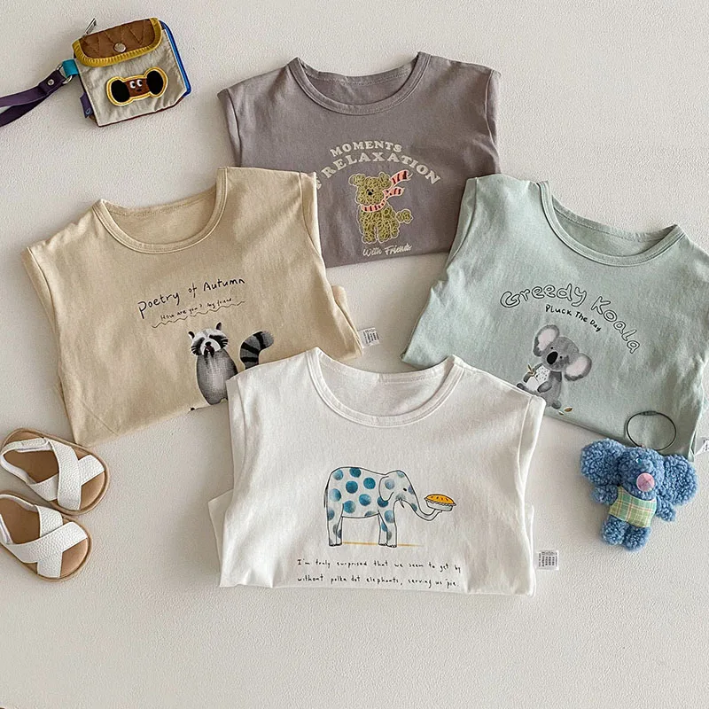 Detalle del tejido de algodón transpirable de la camiseta infantil