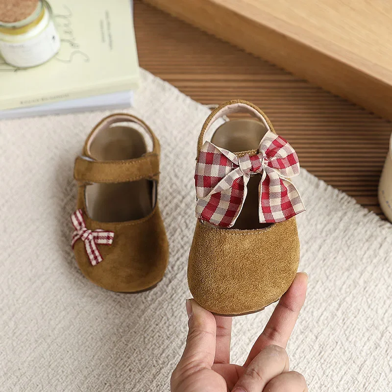 Sandalias cerradas de verano para niña – Lazo a cuadros nude
