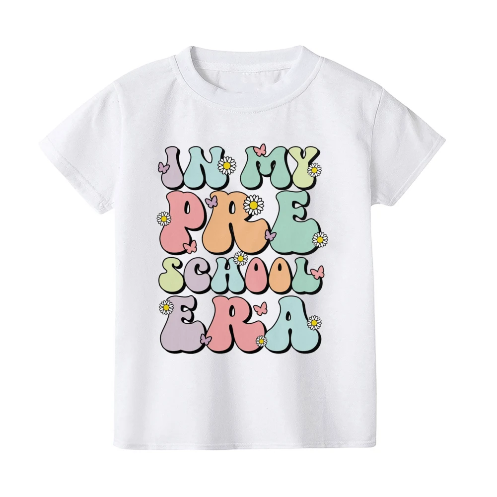 Niña probándose la camiseta en casa