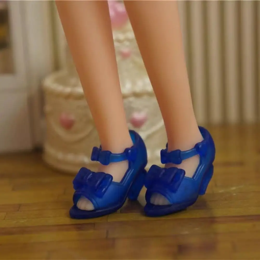 Botas y sandalias de tacón para muñecas