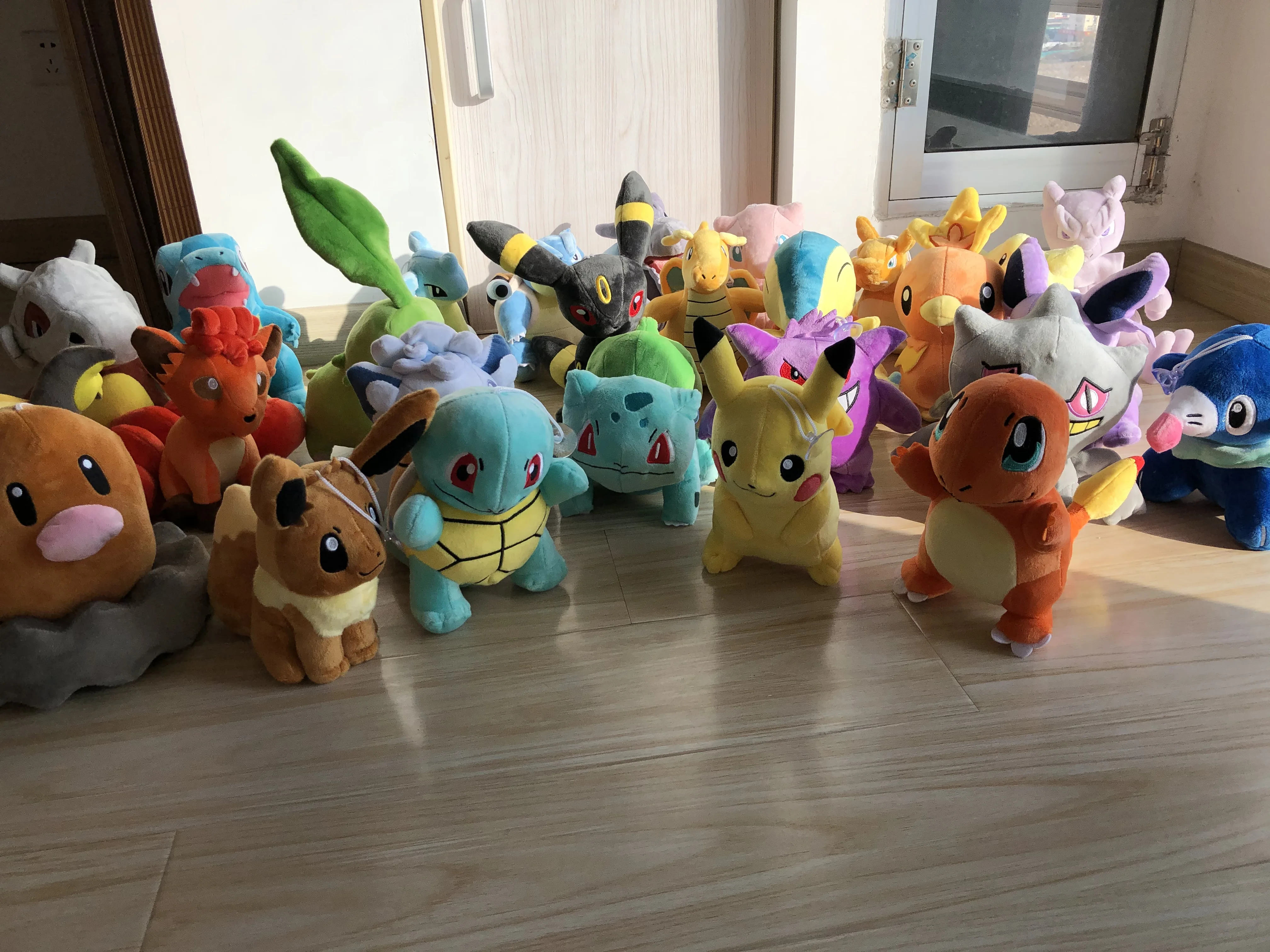 Peluche Pokémon con personaje estilo Charizard