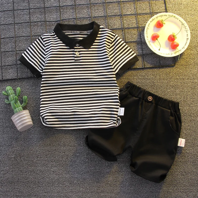 Conjunto verano bebé: camiseta a rayas y shorts