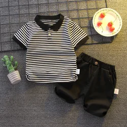 Conjunto verano bebé: camiseta a rayas y shorts