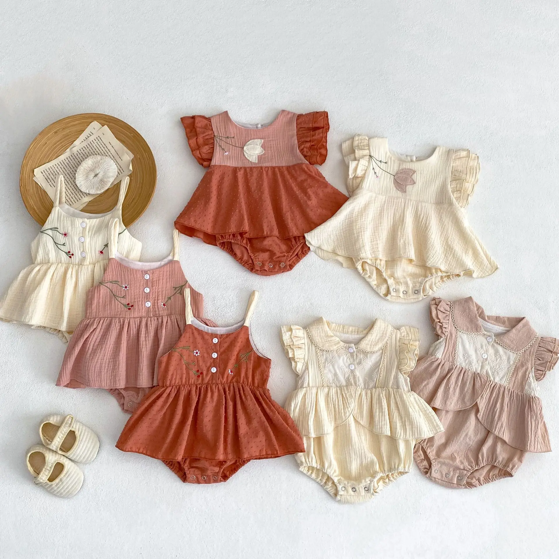 Body infantil con bordado floral en color blanco