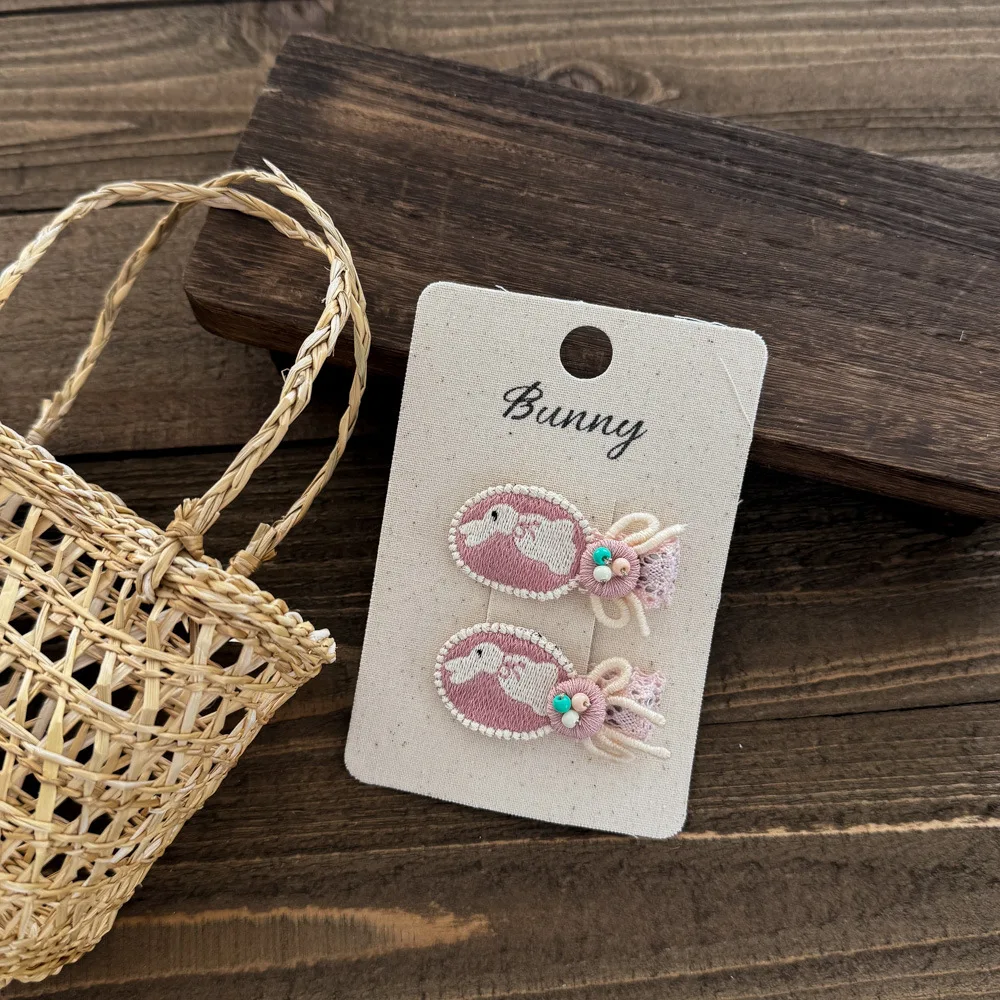 Horquilla de tela con encaje bordado para niña – cabello suelto