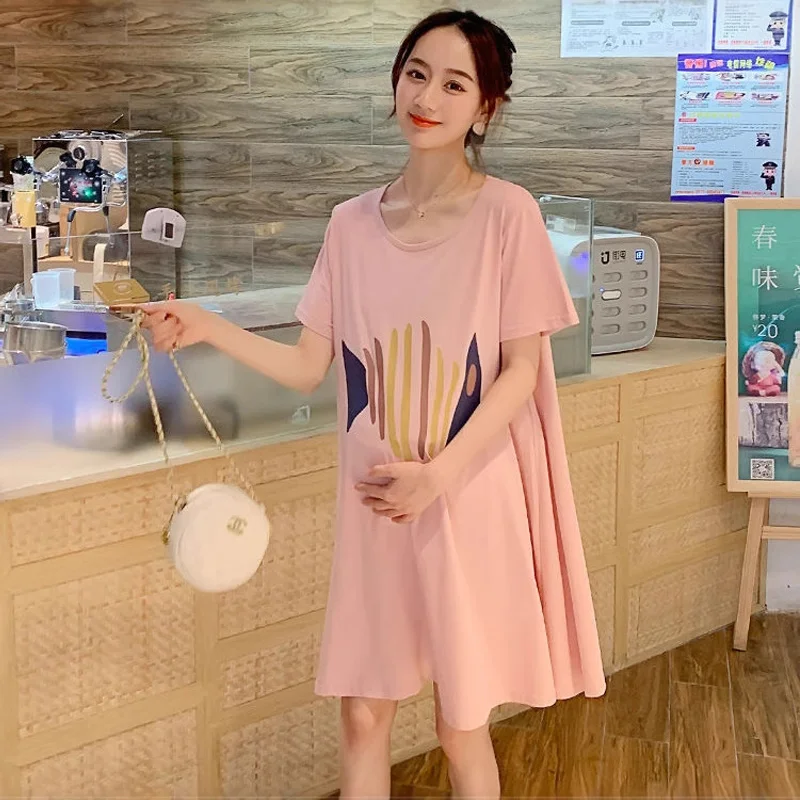 Vestido de maternidad de manga corta con estampado de peces suelto