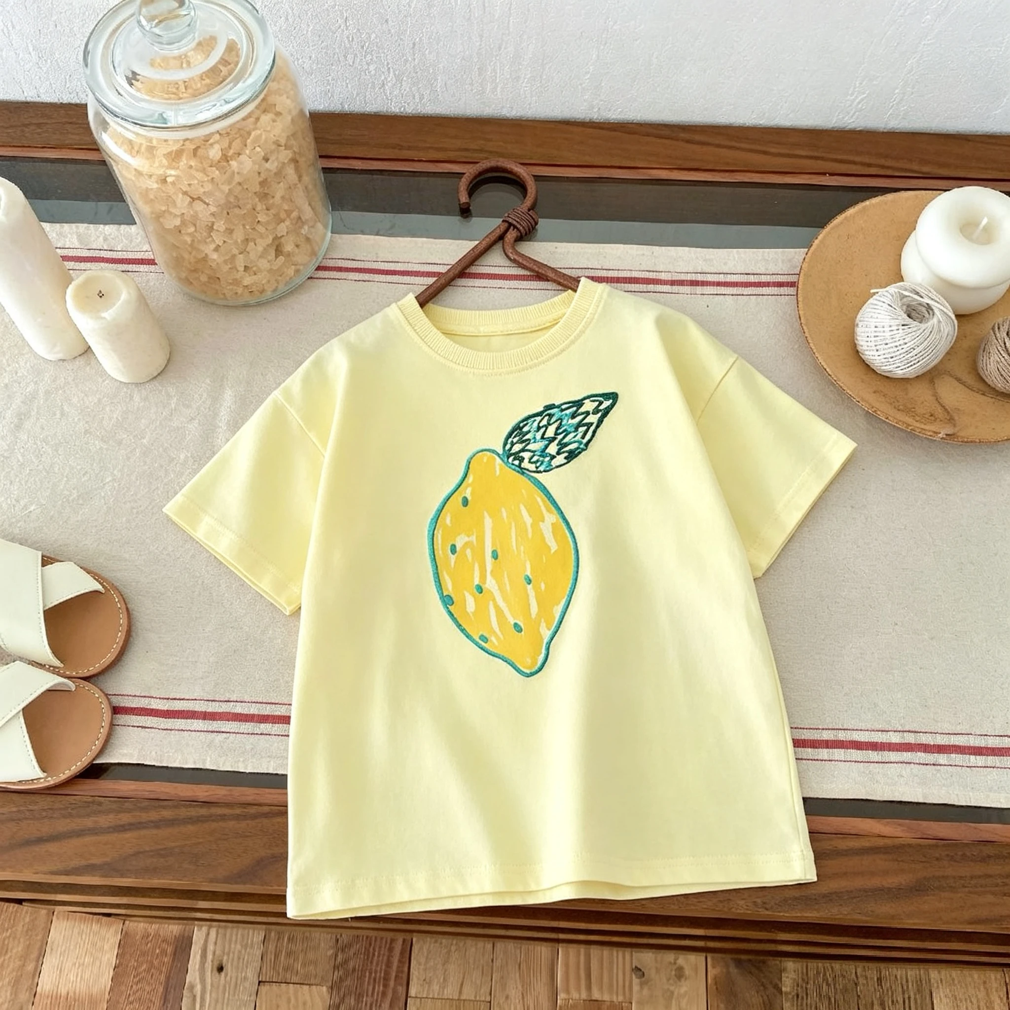 Camiseta infantil con estampado de fresas y cuello redondo
