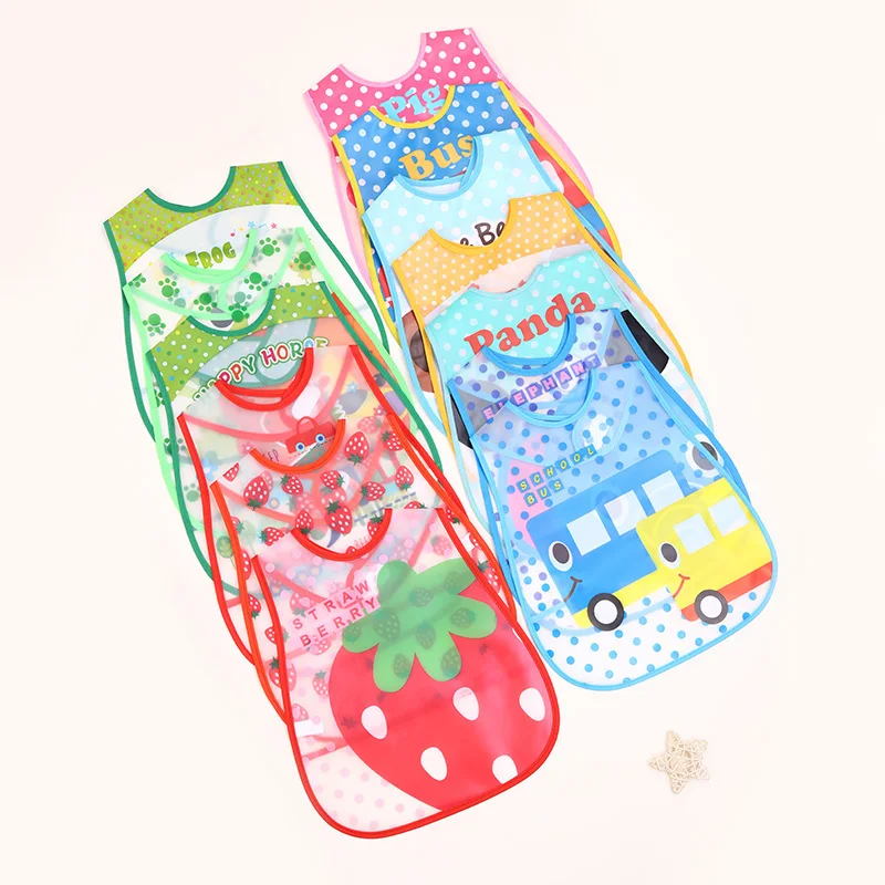Babero impermeable con estampado de animales mostrando la parte frontal