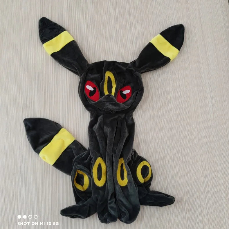 Peluche Pokemon usado como decoración y compañero de juegos