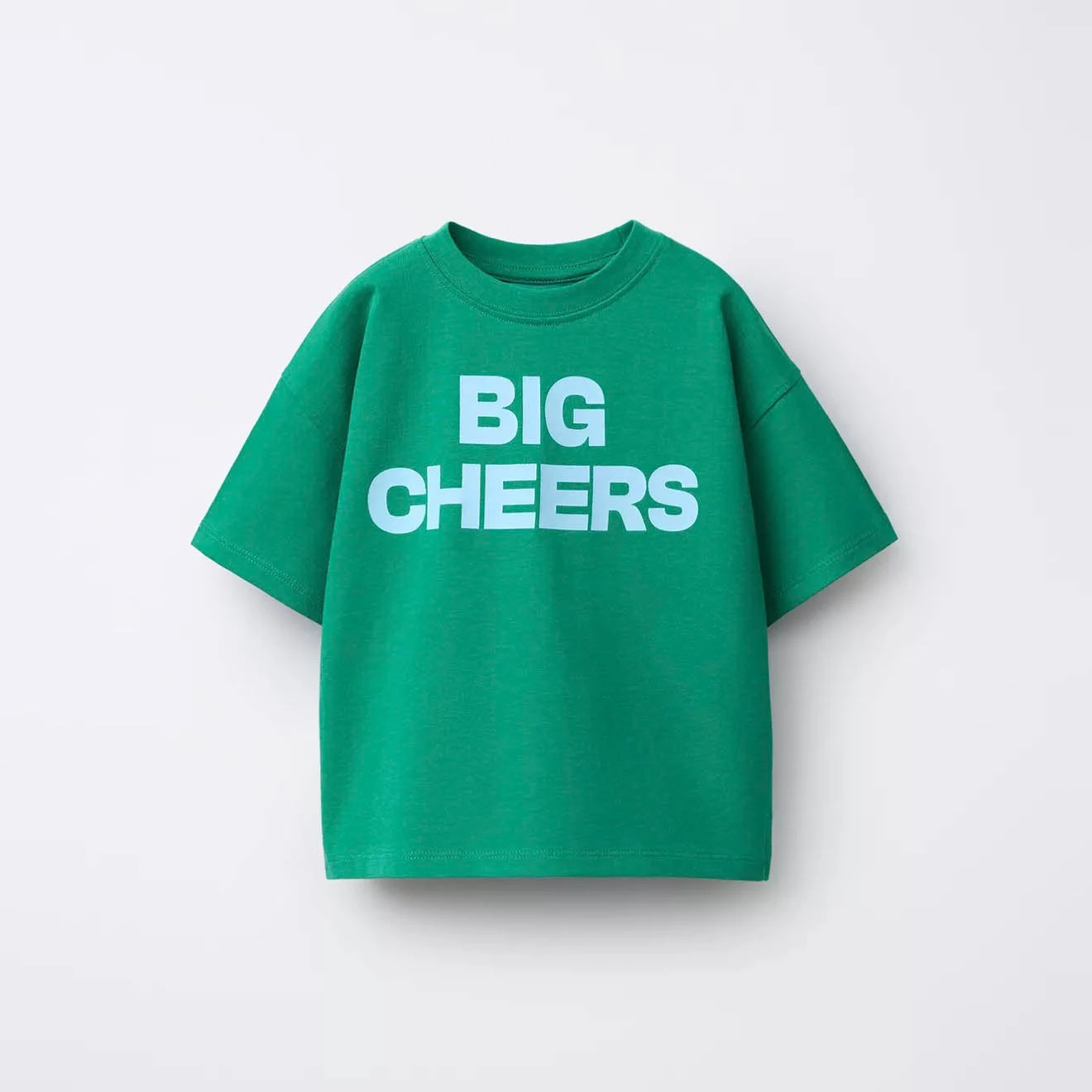 Camiseta infantil con estampado de letras, cuello redondo