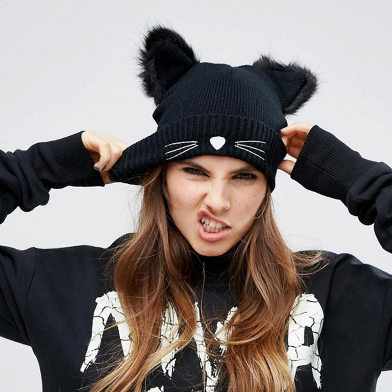 Gorro negro con orejas de gato y pompón de piel