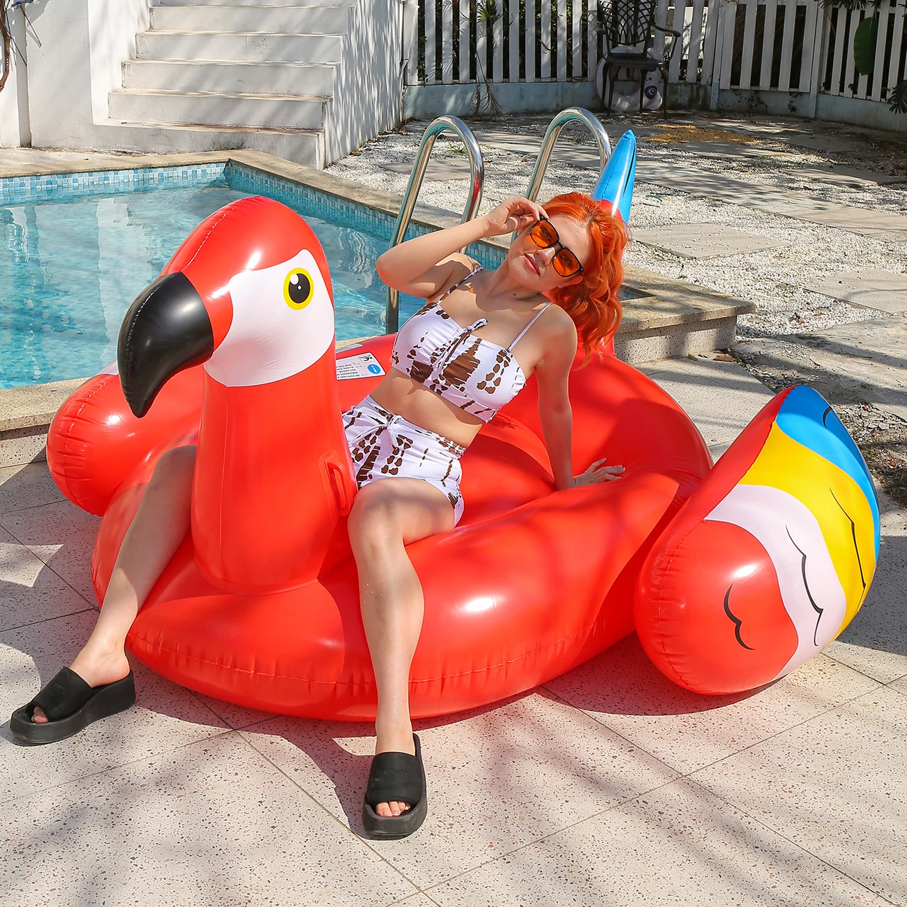 Flotador hinchable con forma de loro para piscina y playa - imagen 3