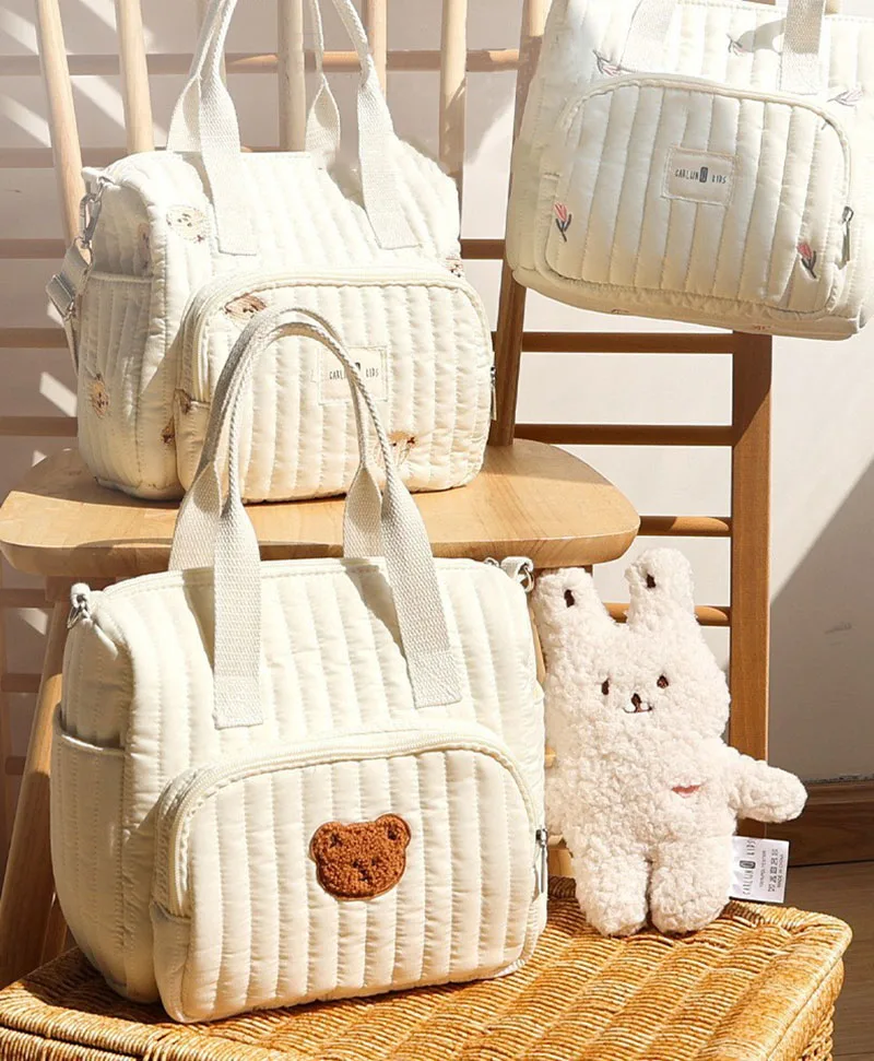 Vista frontal de la bolsa de mamá con oso bordado