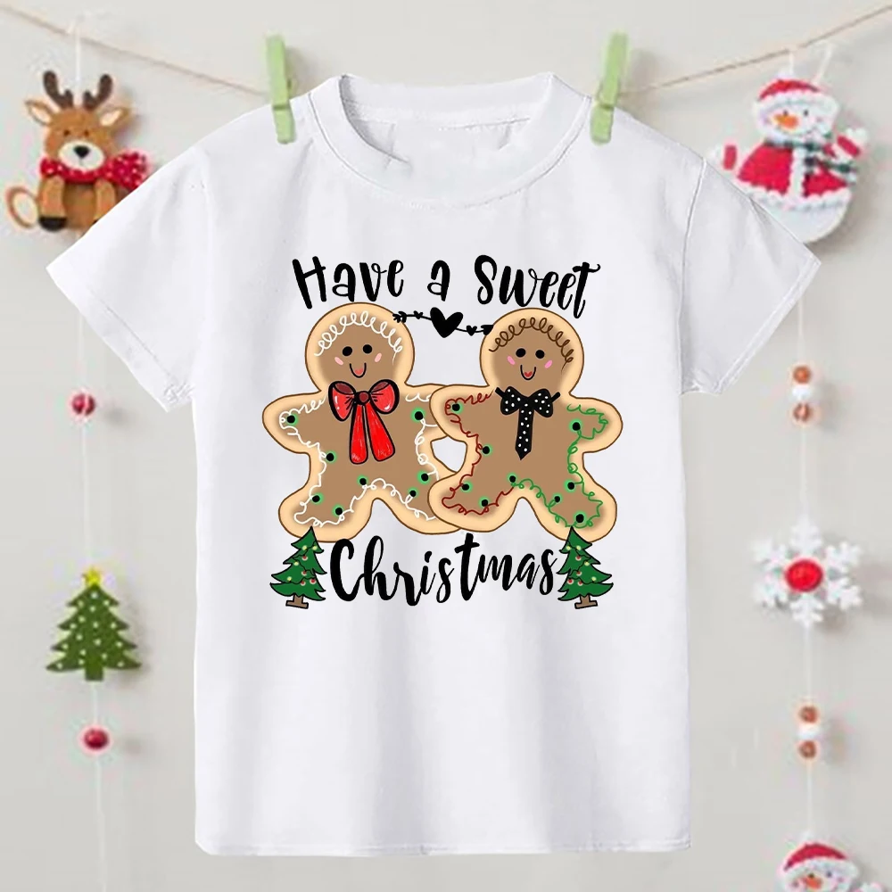 Primer plano del estampado navideño en la camiseta