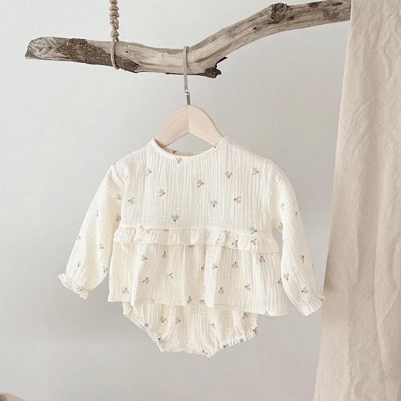 Camiseta floral y bombacho en tono pastel