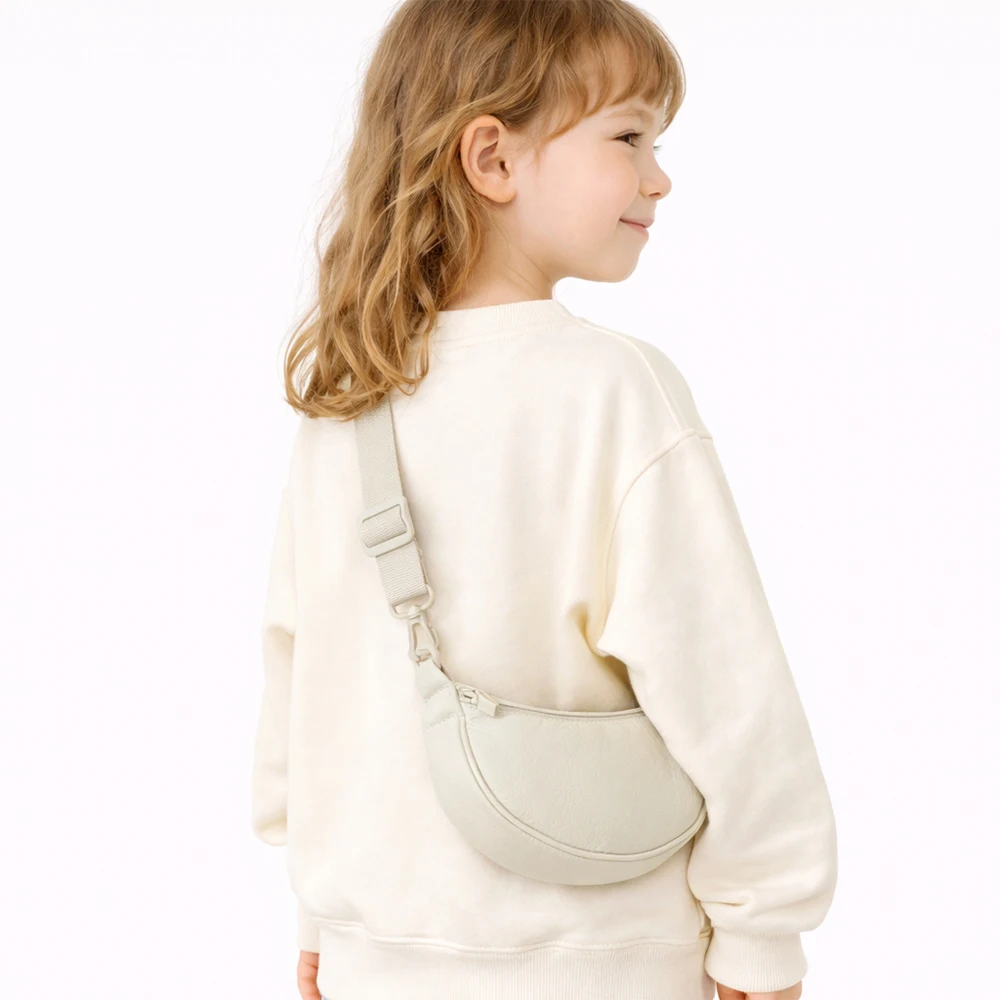 Detalle de pestañas y acabados del bolso infantil Disney