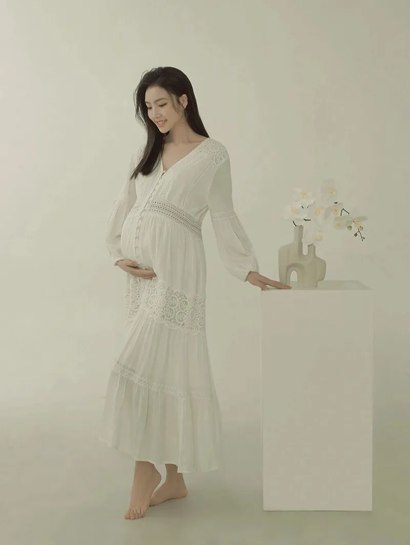 Vestido de maternidad blanco de encaje con cuello en V