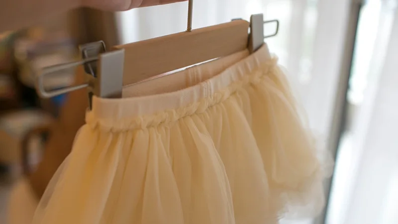 Pantalones MILANCEL en modelo infantil durante un paseo