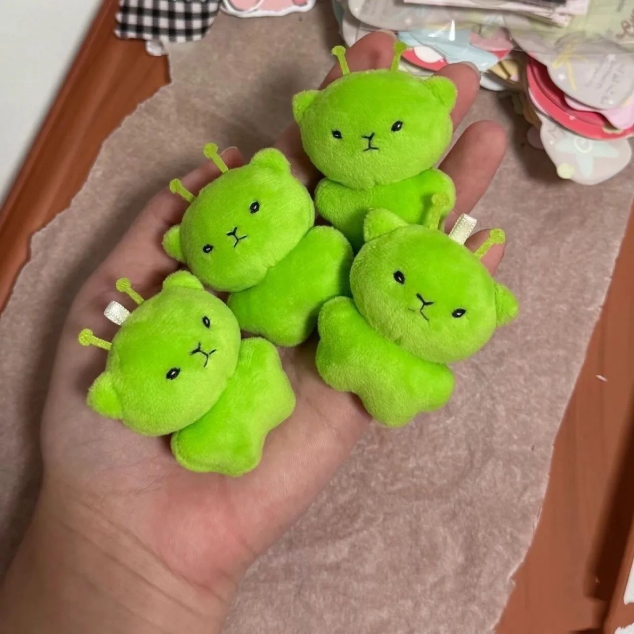 Llavero de peluche alienígena con forma de gato para niños