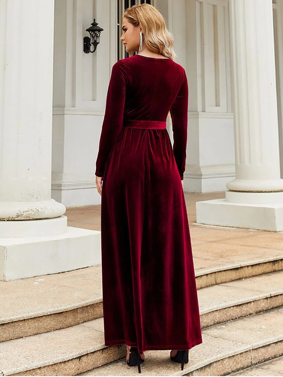 Vestido de maternidad visto en diferentes ángulos y poses