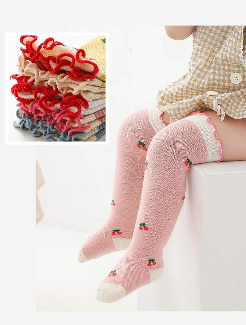 Calcetines hasta la rodilla de bebé niña con cerezas y volante - imagen 3