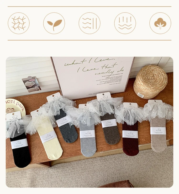 Detalle de los adornos de perlas en calcetines infantiles
