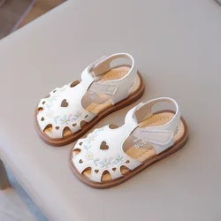 Sandalias de niña con flores bordadas y suela suave de verano