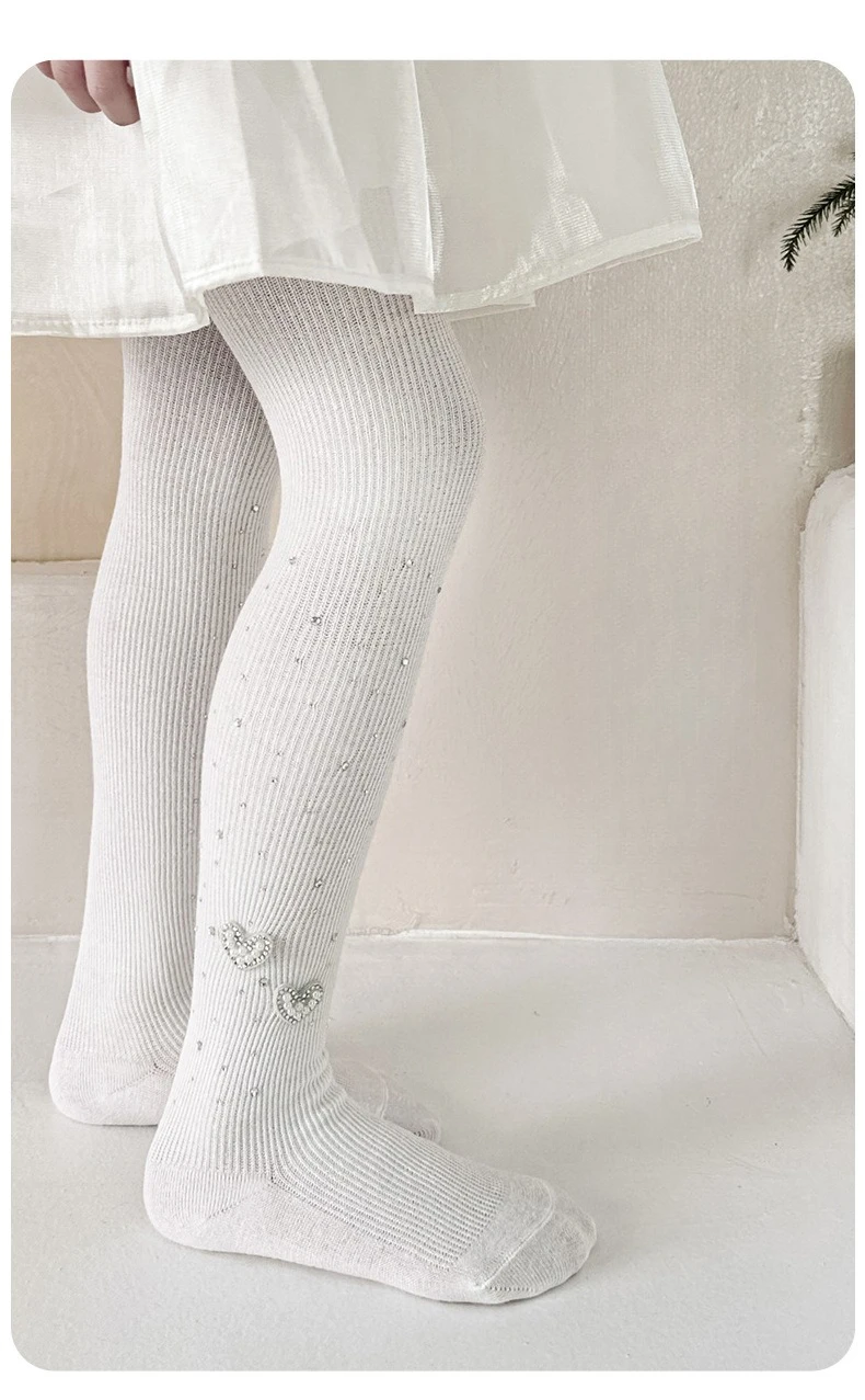 Pantimedias con patrón de diamantes en color blanco para niña