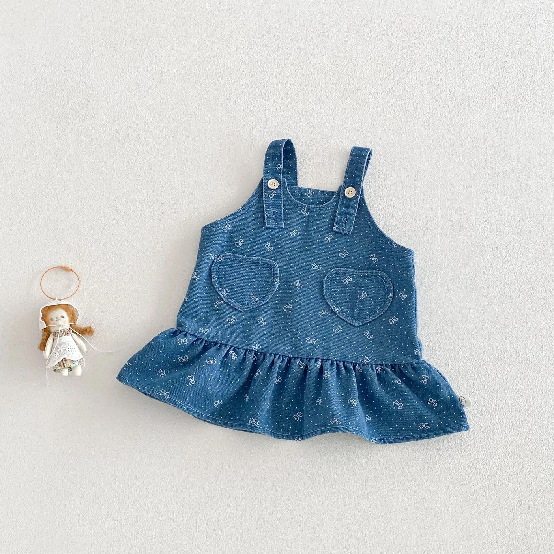 Vestido vaquero para niña con lazo y volantes - imagen 2