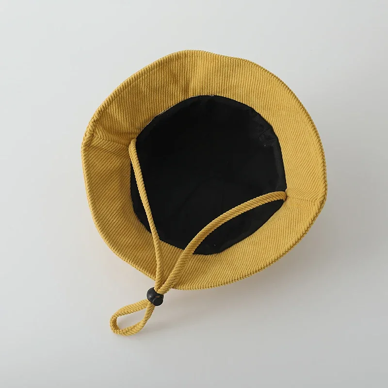 Sombrero de cubo de pana para bebé con bordado de oso y cuerda - imagen 3