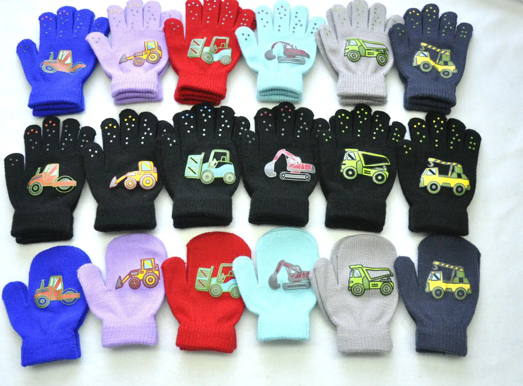 Detalle de dibujos en guantes infantiles