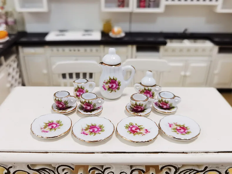 Detalle de taza con platillo en miniatura