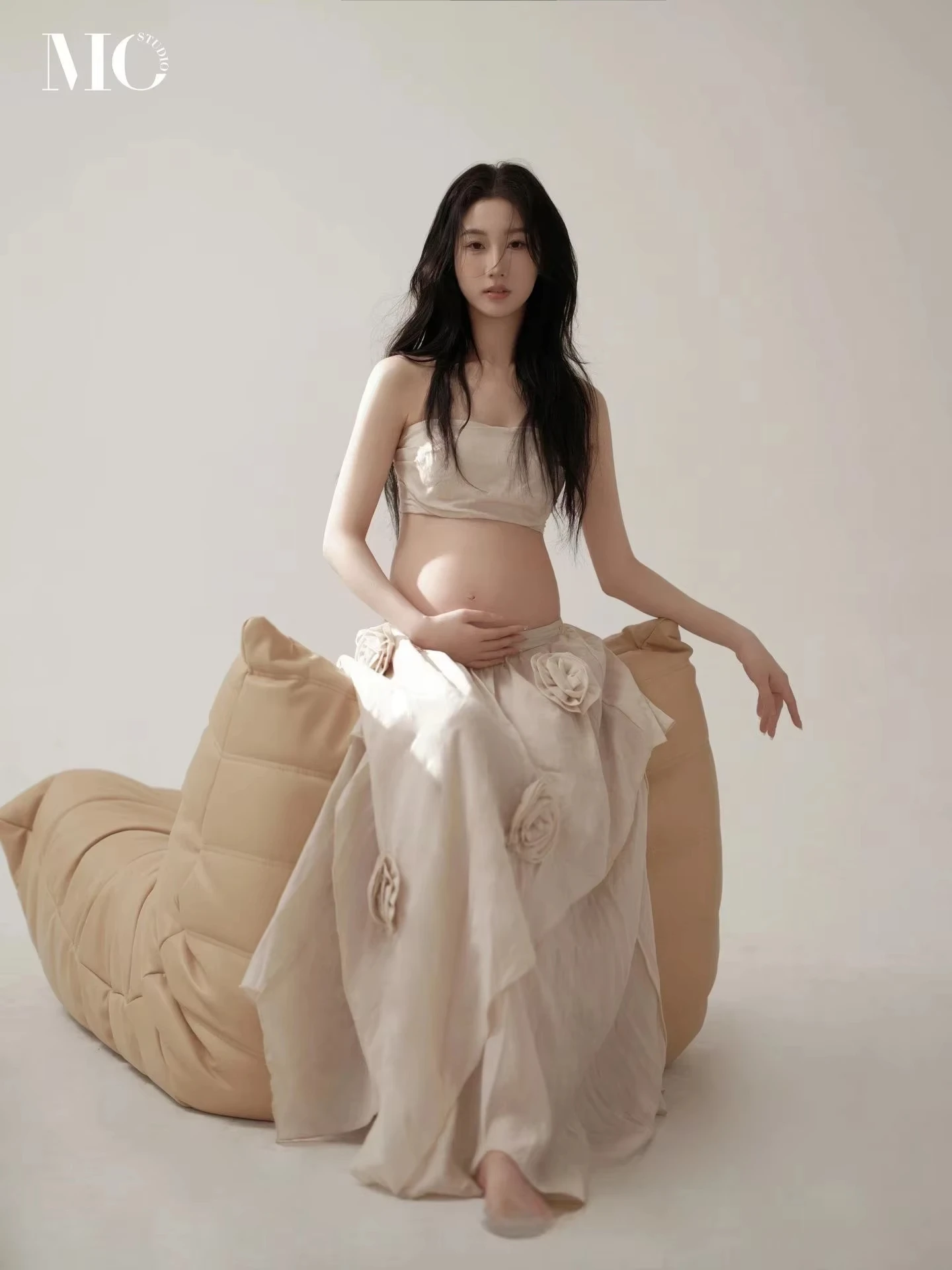 Conjunto maternidad estilo griego para reportaje – Top y falda tubo - imagen 5