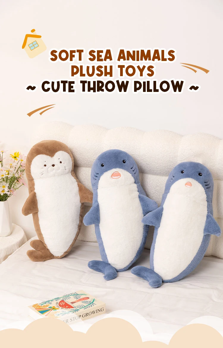 Peluche de foca tiburón sobre un sofá gris