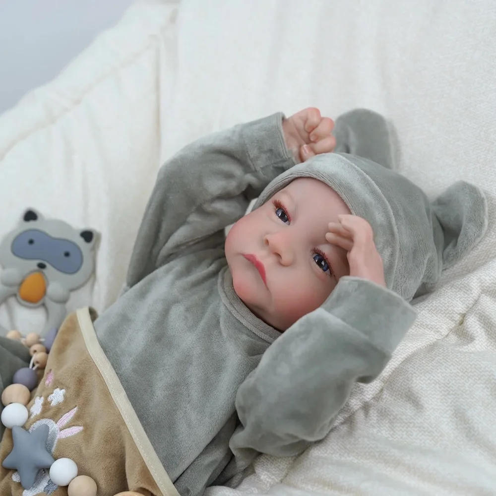 Vista frontal de la muñeca Reborn Levi Awake con ojos azules abiertos