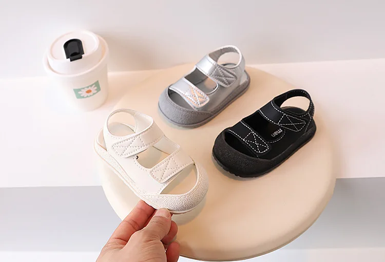 Bebé usando las sandalias en un entorno doméstico