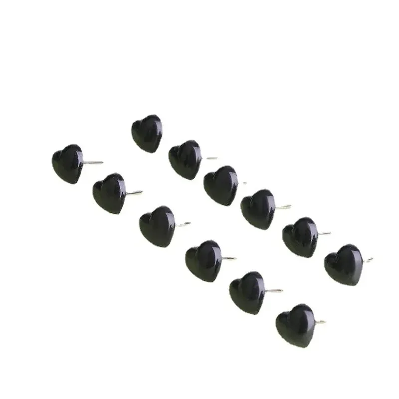 Tachuelas aplicadas en tablero de corcho