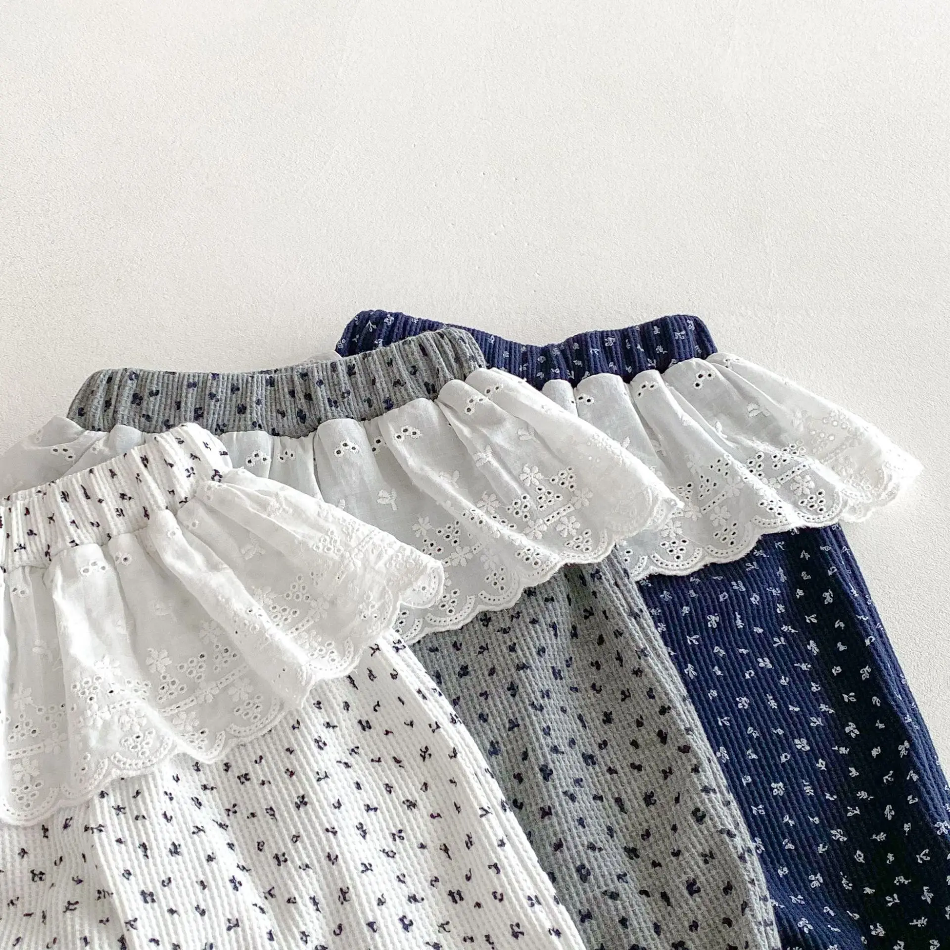 Pantalones de niña en gofre con estampado floral y encaje de otoño - imagen 2