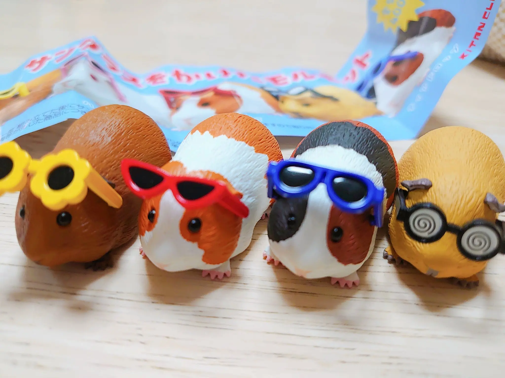 Figura de hámster gordito con gafas – Juguete de cápsula