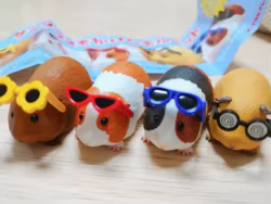 Figura de hámster gordito con gafas – Juguete de cápsula