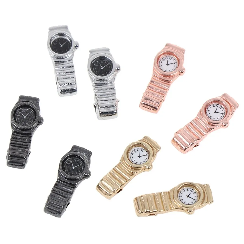 Reloj metálico en muñeca de muñeca