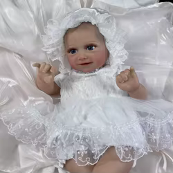 Muñeca reborn Petya con cuerpo de silicona y piel pintada