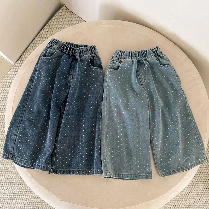 Detalle del pantalón recto y suelto para exterior