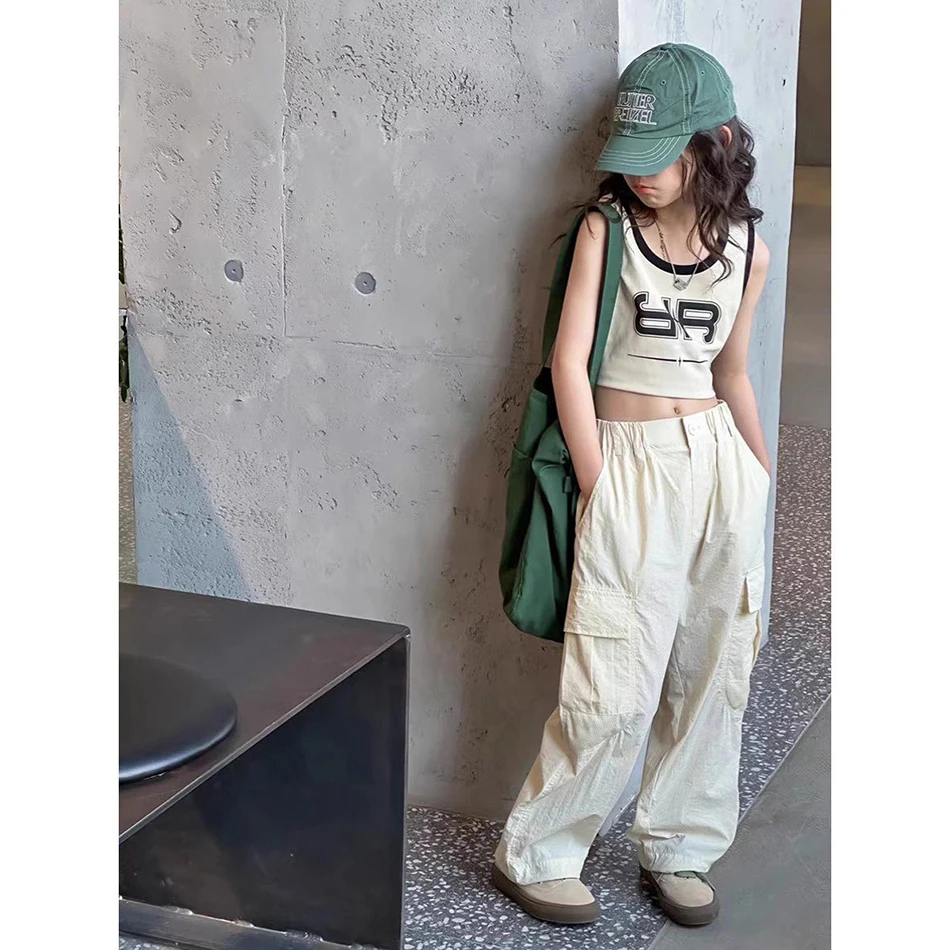 Grupo de niñas usando pantalones cargo en tono gris al aire libre