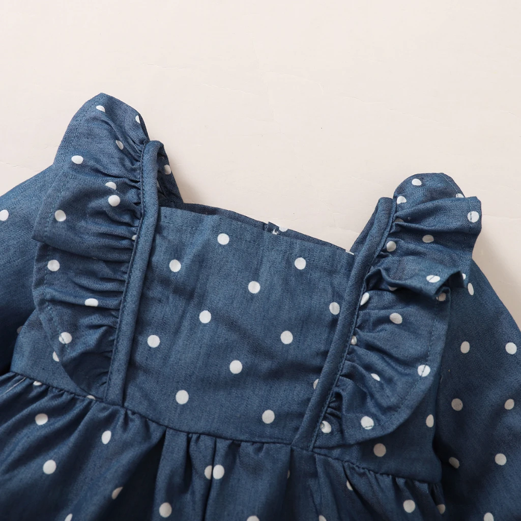 Detalle de volantes del vestido