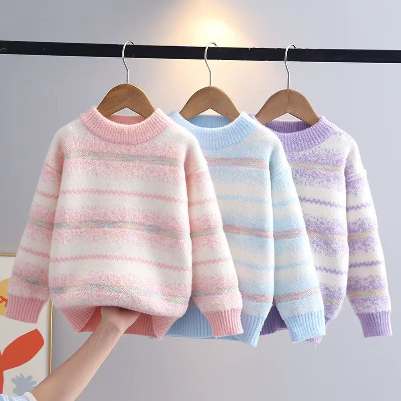 Niñas con jersey de punto rayado en otoño