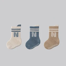 Calcetines antideslizantes cortos de algodón con letras para niños