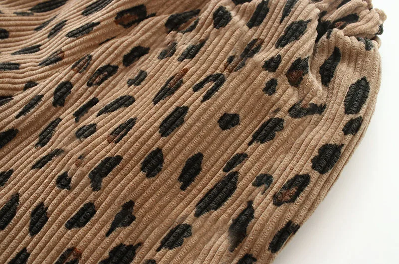 Pantalones de pana para niña con estampado de leopardo, vista frontal